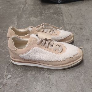 Woman Clarks Trainer Cozy Tan Women's Sneakers